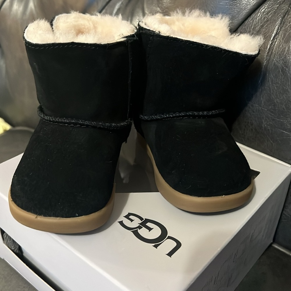 Ugg - Picture 2 of 3
